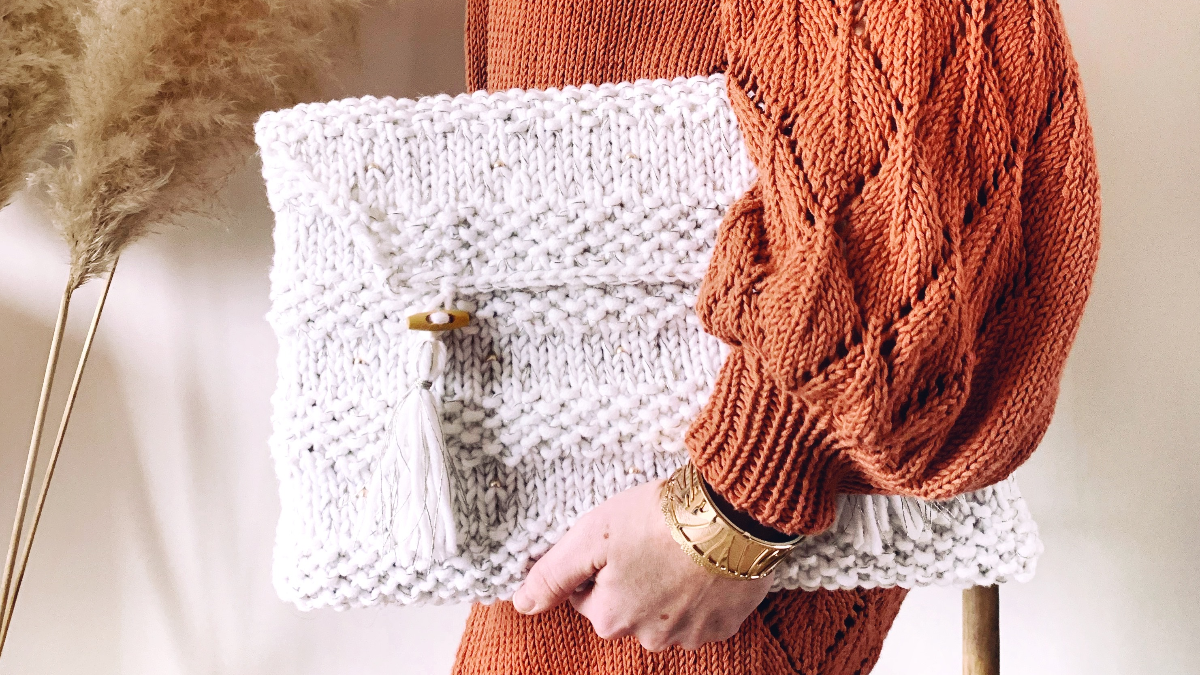 Pochette d'ordinateur chic au tricot avec insertion de perles métalliques et fil doré