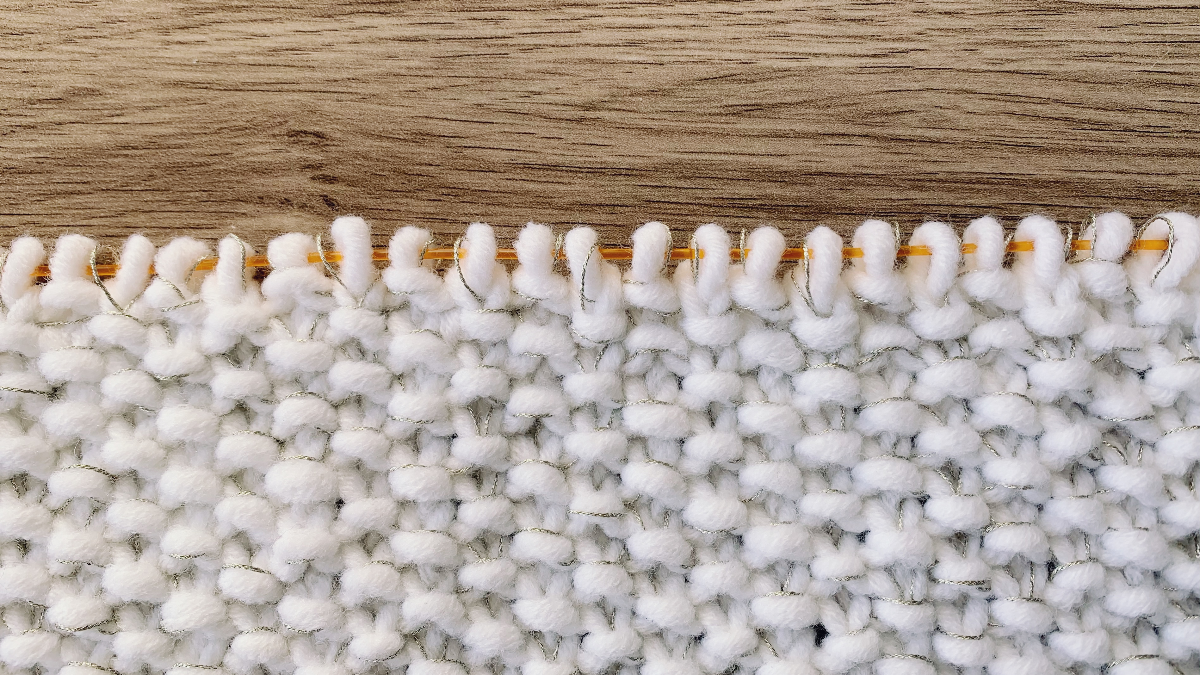 Pochette d'ordinateur chic au tricot avec insertion de perles métalliques et fil doré : Etape 1