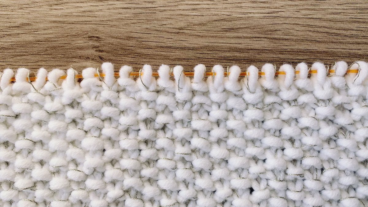 Pochette d'ordinateur chic au tricot avec insertion de perles métalliques et fil doré : Etape 2