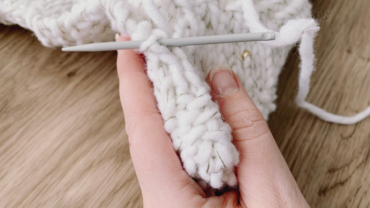 Pochette d'ordinateur chic au tricot avec insertion de perles métalliques et fil doré : Etape 8