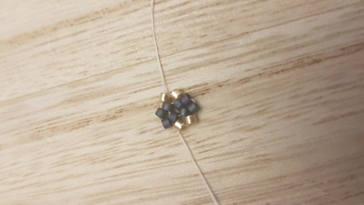 Etoiles 3D de Noël en tissage peyote de perles Miyuki : Etape 2 Etoiles 3D de Noël en tissage peyote de perles Miyuki : Etape 2