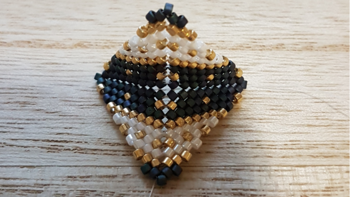 Etoiles 3D de Noël en tissage peyote de perles Miyuki : Etape 4 Etoiles 3D de Noël en tissage peyote de perles Miyuki : Etape 4