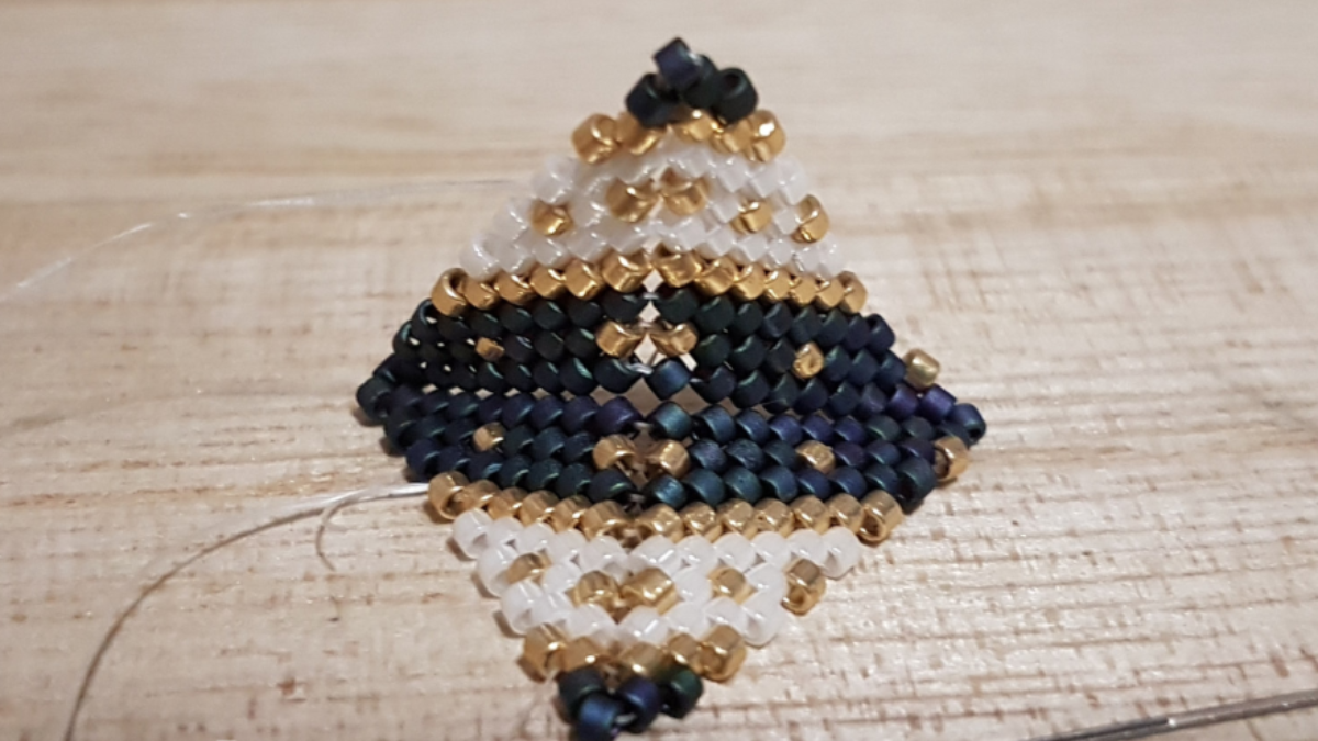 Etoiles 3D de Noël en tissage peyote de perles Miyuki : Etape 6 Etoiles 3D de Noël en tissage peyote de perles Miyuki : Etape 6