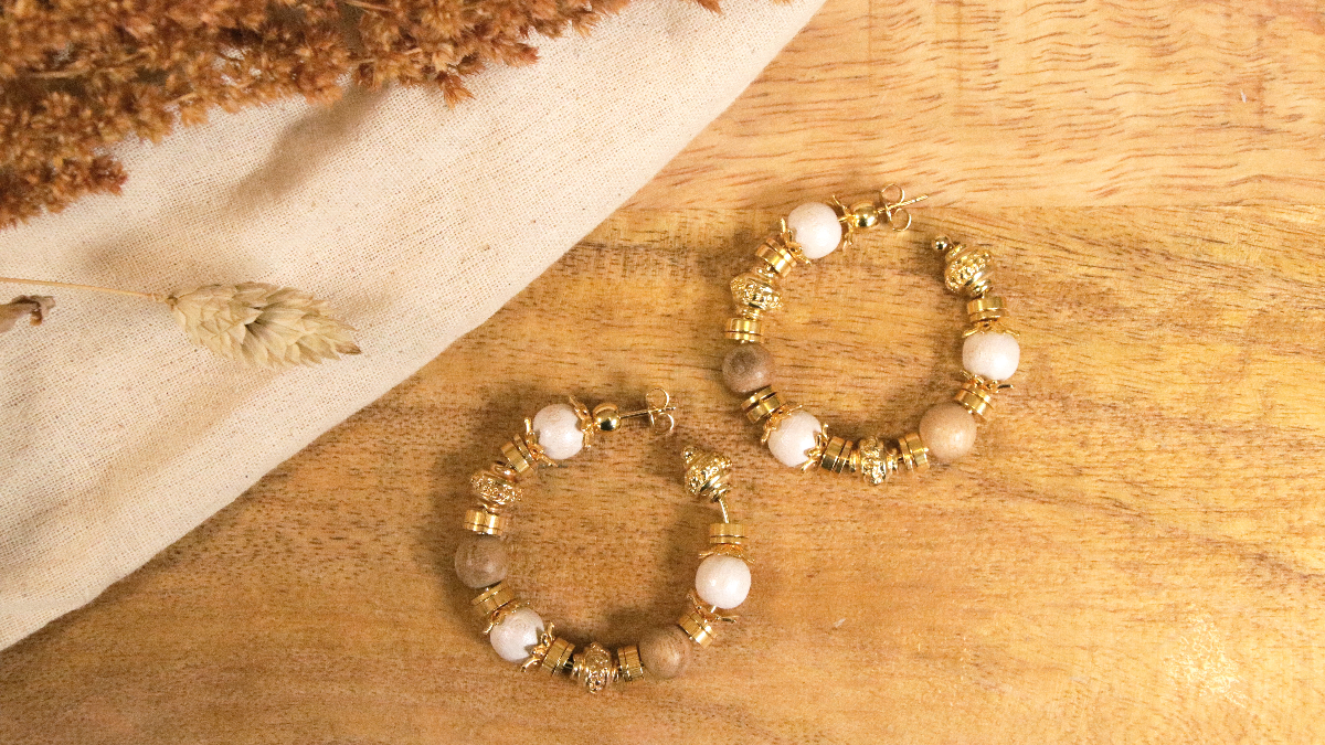 Schéma Boucles d'oreilles créoles ouvertes avec perles en bois et perles dorées