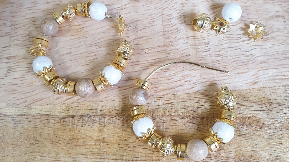 Boucles d'oreilles créoles ouvertes avec perles en bois et perles dorées : Etape 1