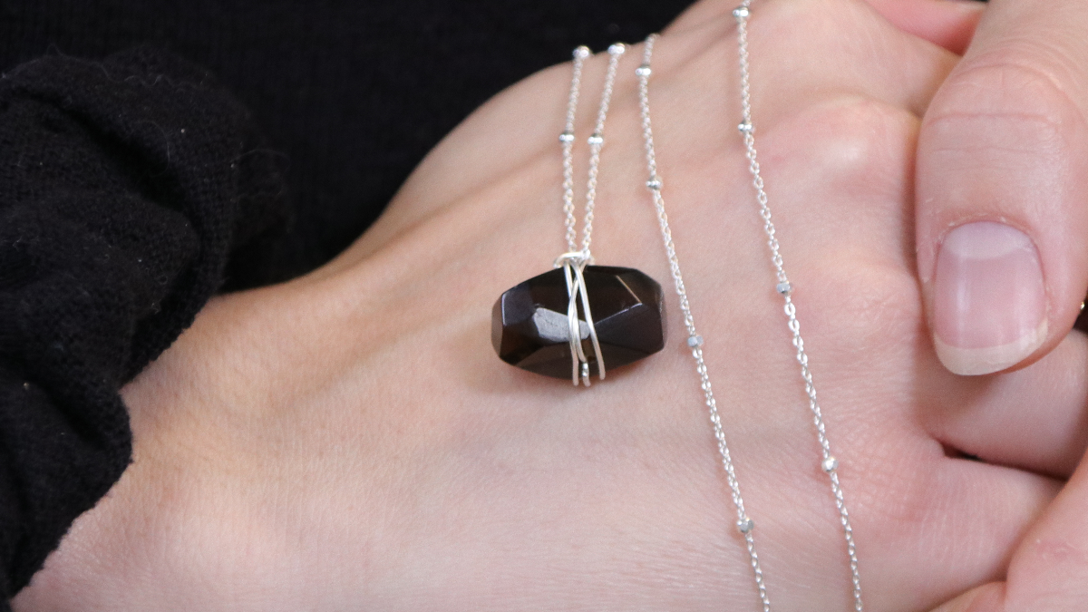 Schéma Collier chaîne boule en Argent 925 et pendentif en Quartz fumé Schéma Collier chaîne boule en Argent 925 et pendentif en Quartz fumé