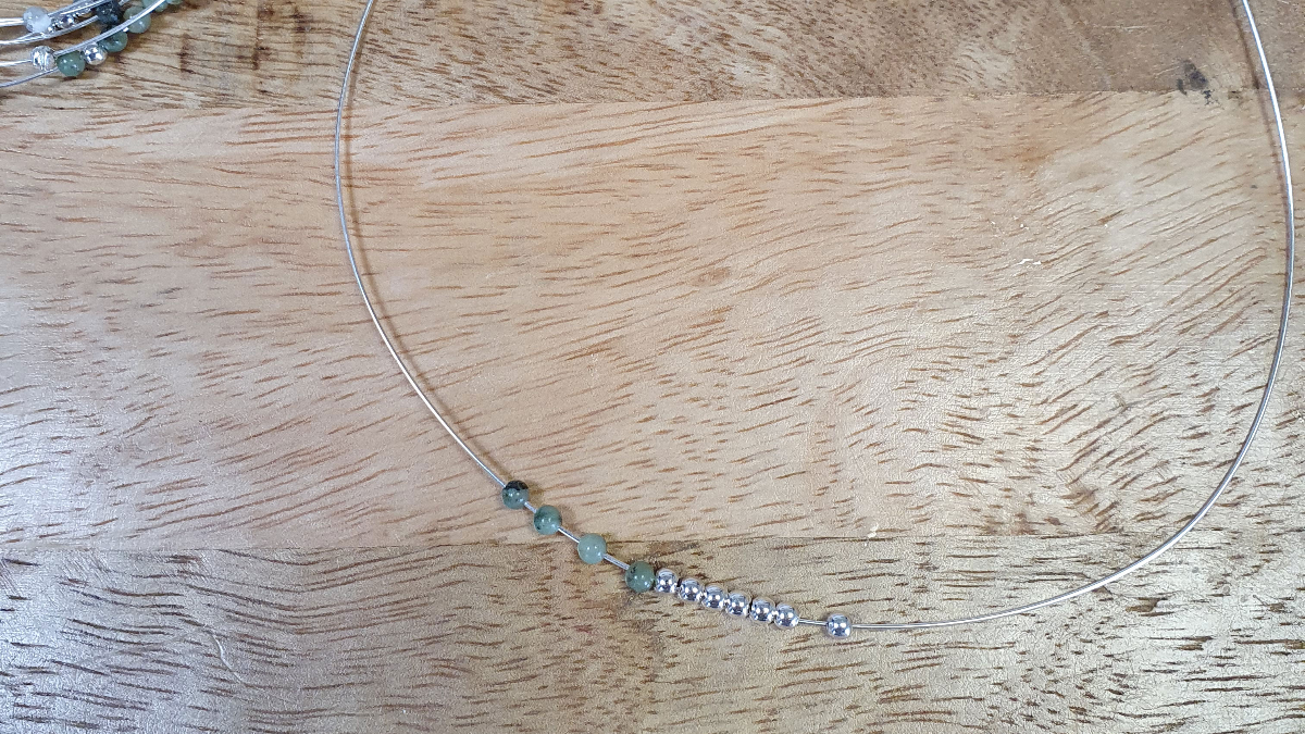 Bracelet semainier en argent 925 avec des pierres Howlite et Turquoise africaine : Etape 1 Bracelet semainier en argent 925 avec des pierres Howlite et Turquoise africaine : Etape 1