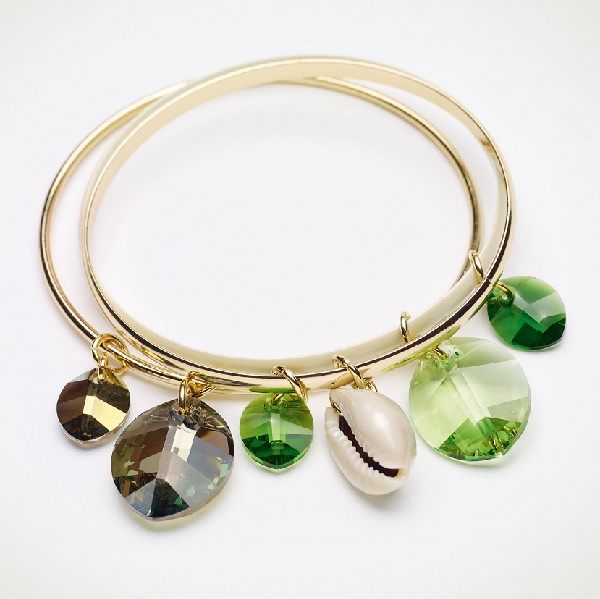 Bracelet doré avec pendentif en cristal Swarovski Pure Leaf et coquillage cauri