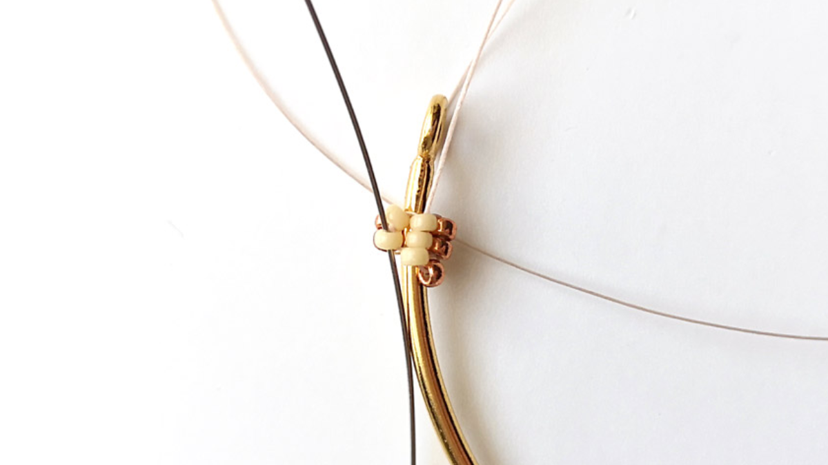 Bracelet jonc en tissage twisted herringbone tubulaire avec rocailles Miyuki 15/0 : Etape 8