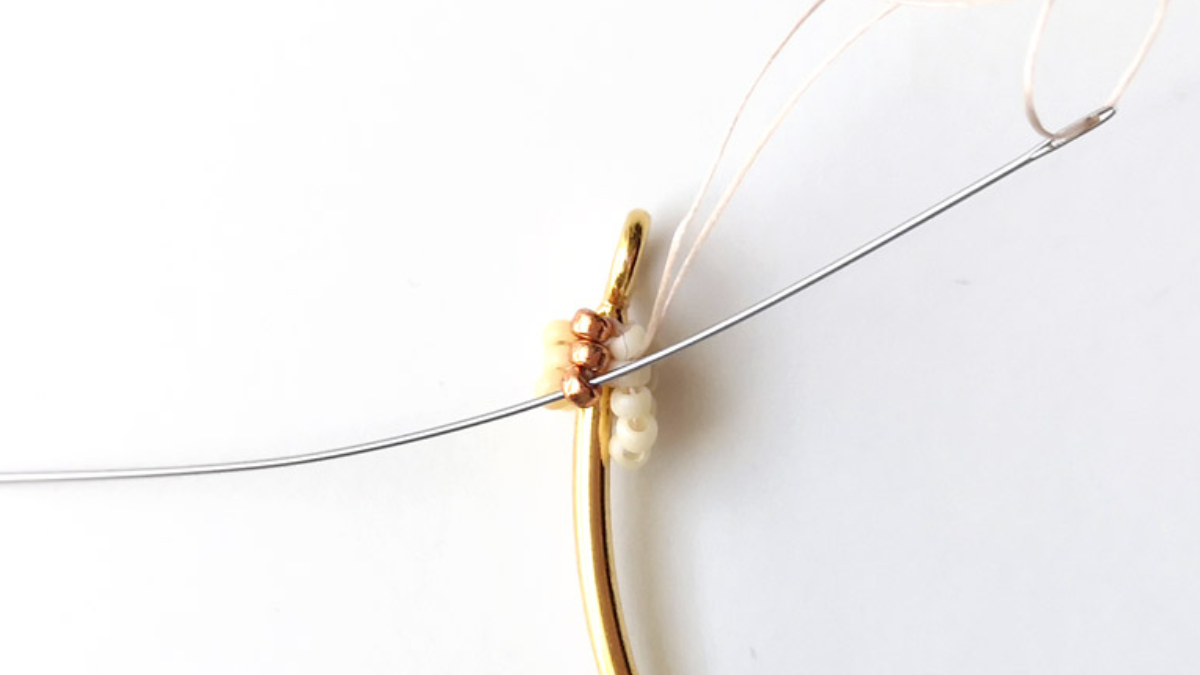 Bracelet jonc en tissage twisted herringbone tubulaire avec rocailles Miyuki 15/0 : Etape 10