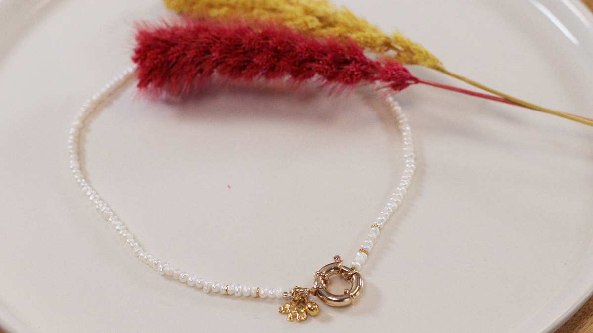 Collier ras de cou en perles d'eau douce et maxi fermoir bouée en plaqué or