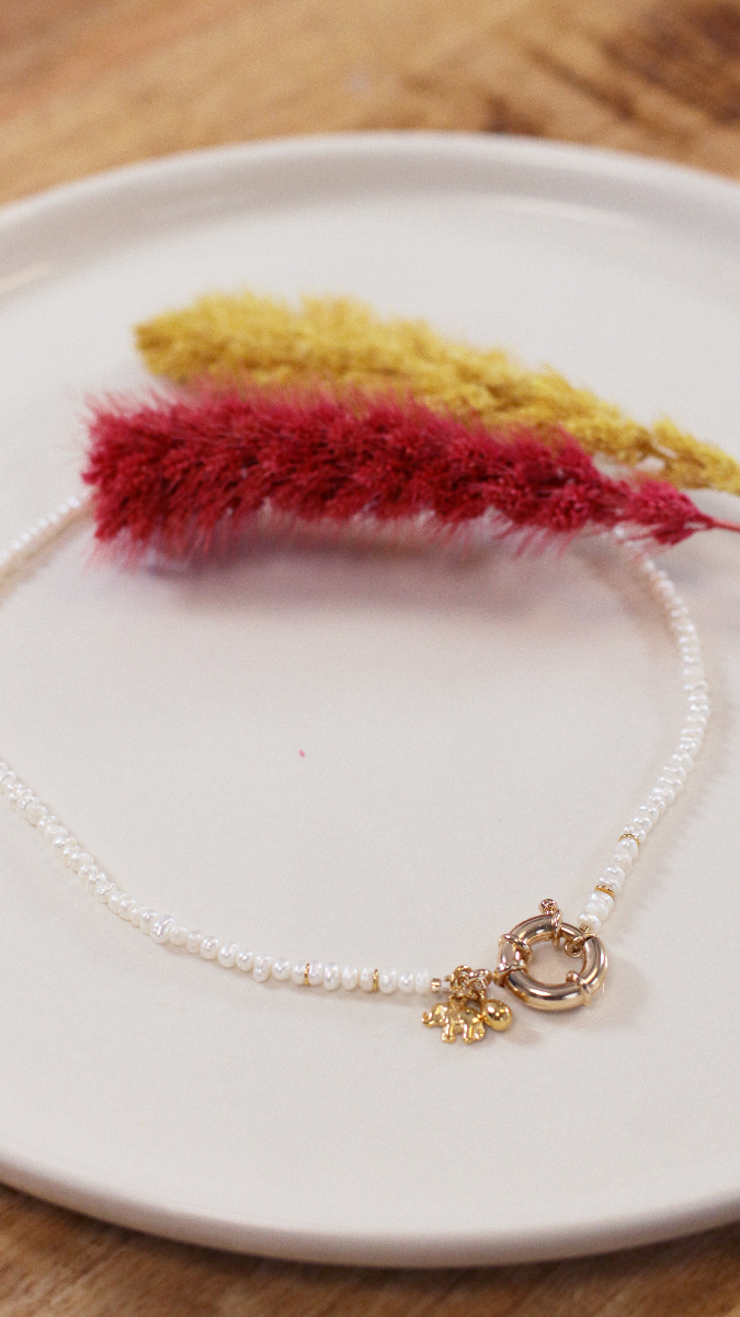 Schéma Collier ras de cou en perles d'eau douce et maxi fermoir bouée en plaqué or