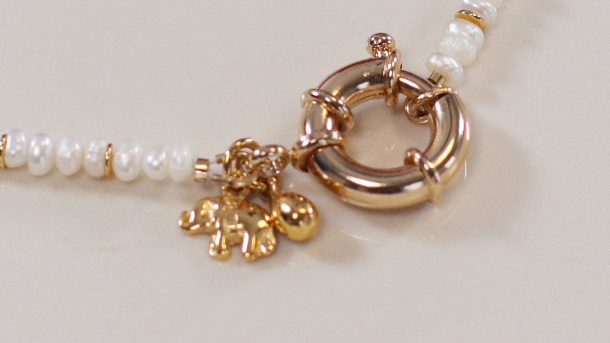 Collier ras de cou en perles d'eau douce et maxi fermoir bouée en plaqué or : Etape 4