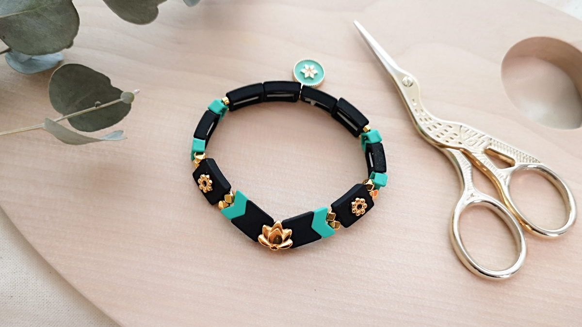 Schéma Bracelet élastique perles effet gomme chevrons et intercalaire lotus doré