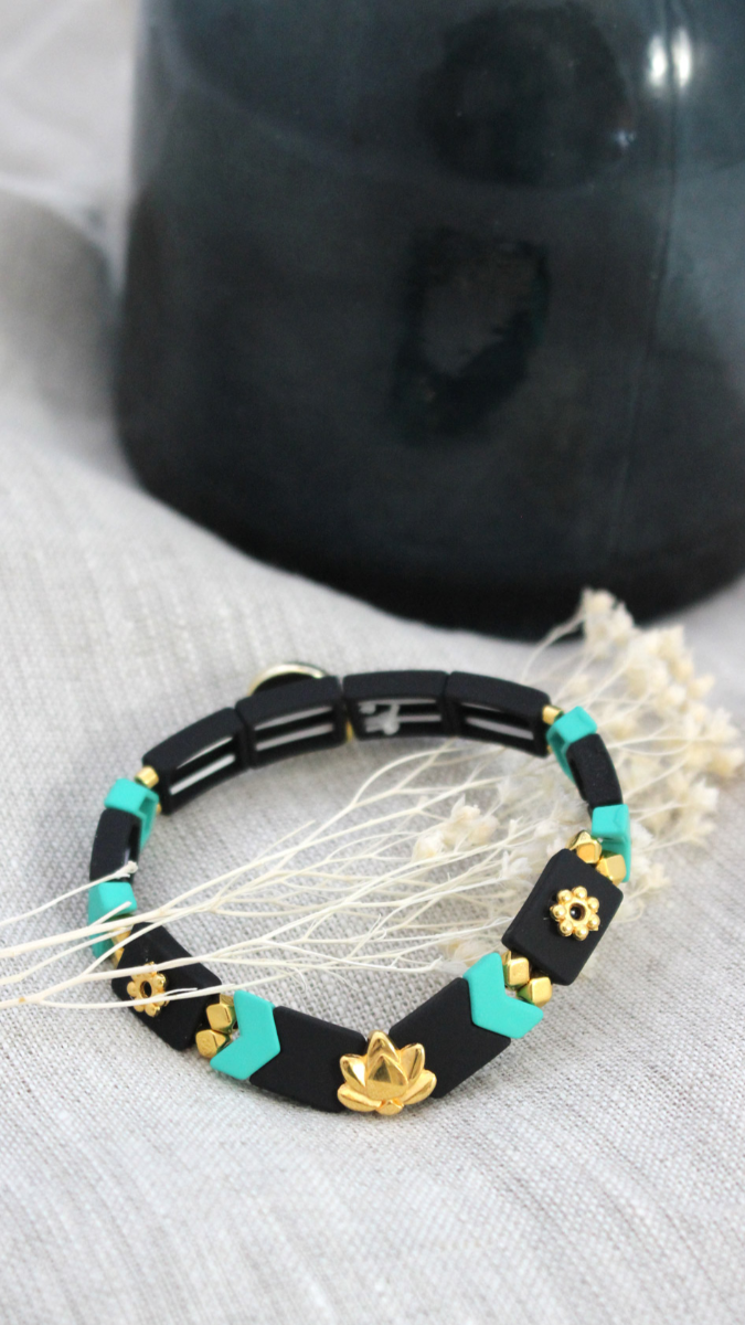 Schéma Bracelet élastique perles effet gomme chevrons et intercalaire lotus doré