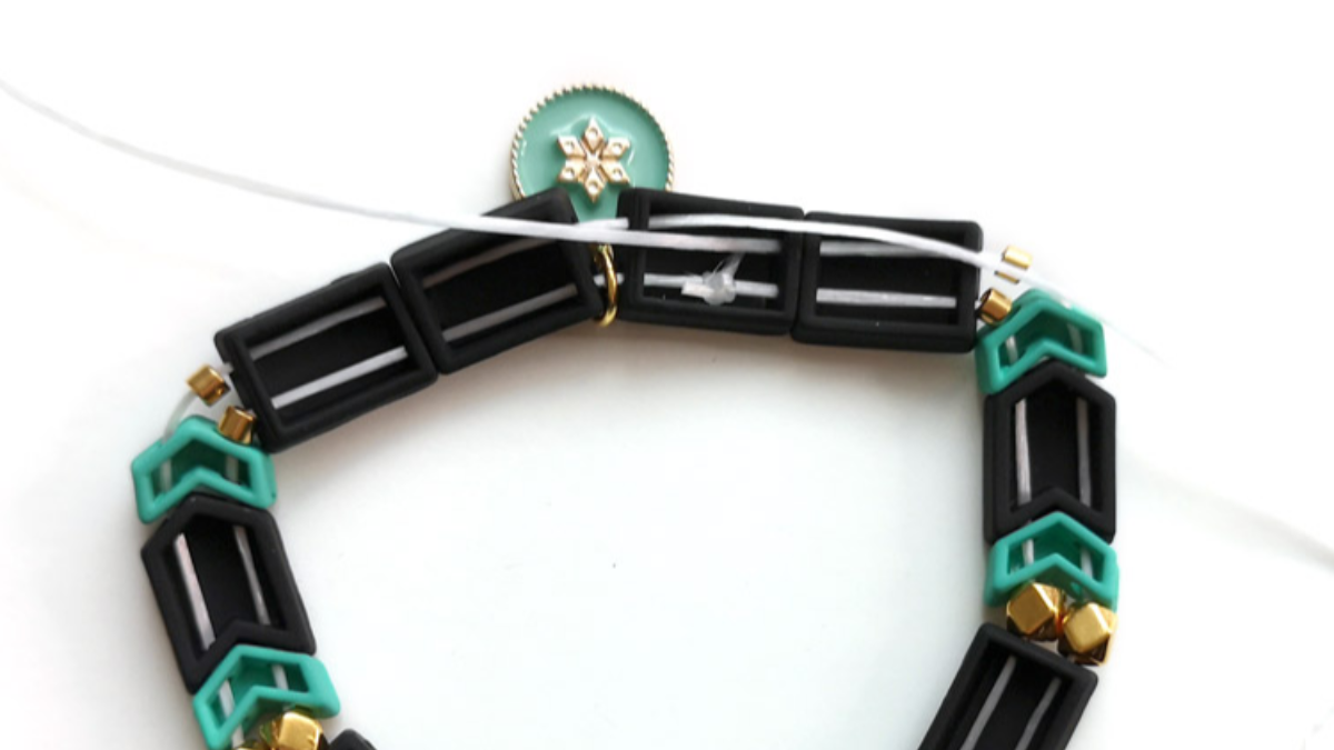 Bracelet élastique perles effet gomme chevrons et intercalaire lotus doré : Etape 3