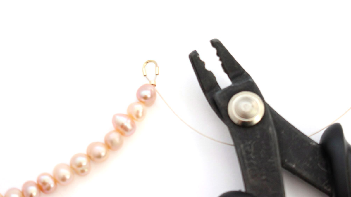 DIY Stacking de colliers dorés maxi chaînes et ras de cou en perles d'eau douce : Etape 1 DIY Stacking de colliers dorés maxi chaînes et ras de cou en perles d'eau douce : Etape 1