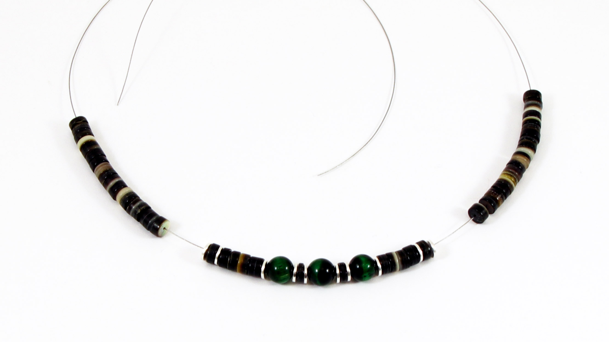 Collier surfeur pour homme heishis et oeil de tigre : Etape 2