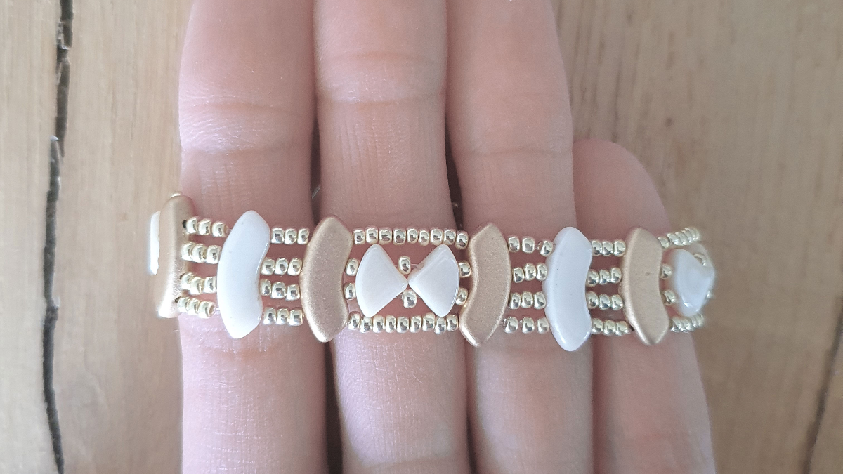 Bracelet élastique avec perles en verre PieDuo et QuadBow : Etape 2