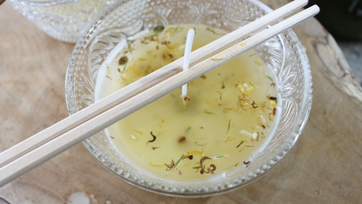 DIY Bougie parfumée avec des fleurs séchées : Etape 3