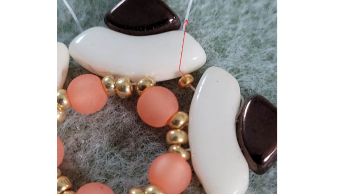 Parure Véga Pendentif et Boucles d'oreilles en perles en verre Pieduo et Quadbow : Etape 10 Parure Véga Pendentif et Boucles d'oreilles en perles en verre Pieduo et Quadbow : Etape 10