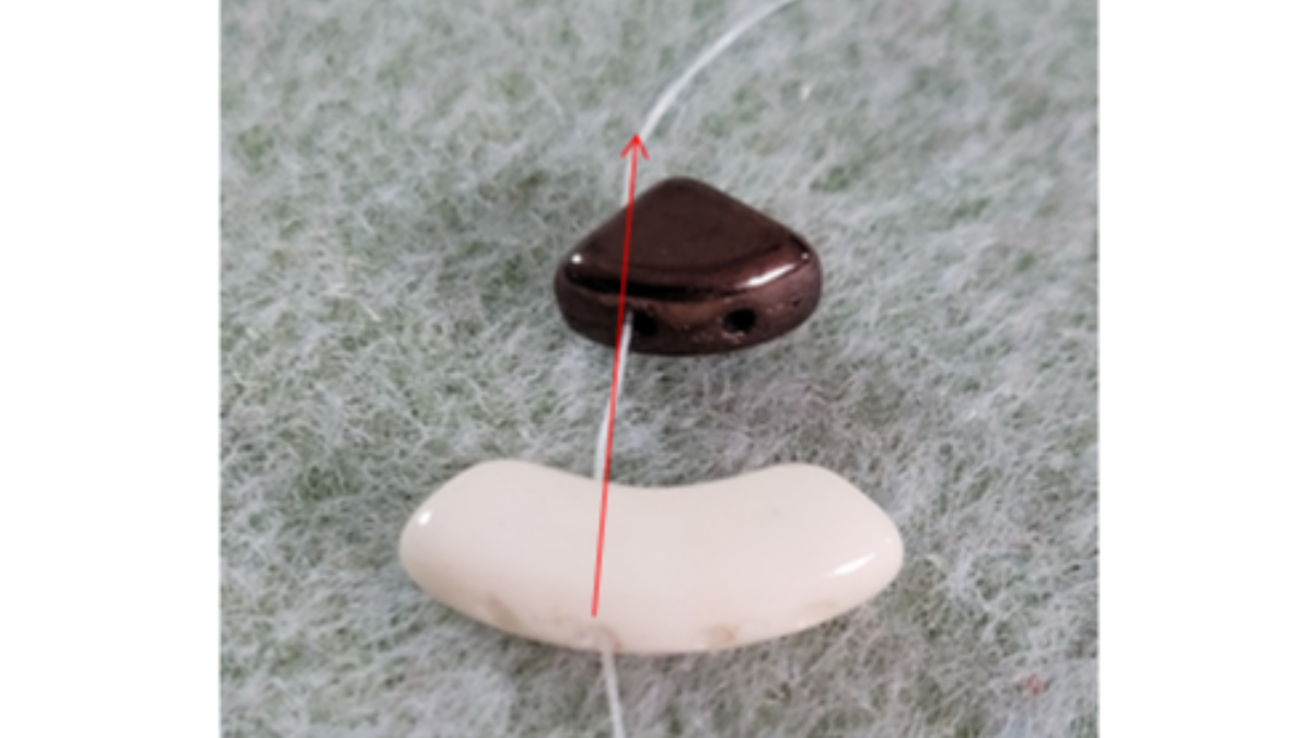 Parure Véga Pendentif et Boucles d'oreilles en perles en verre Pieduo et Quadbow : Etape 18 Parure Véga Pendentif et Boucles d'oreilles en perles en verre Pieduo et Quadbow : Etape 18