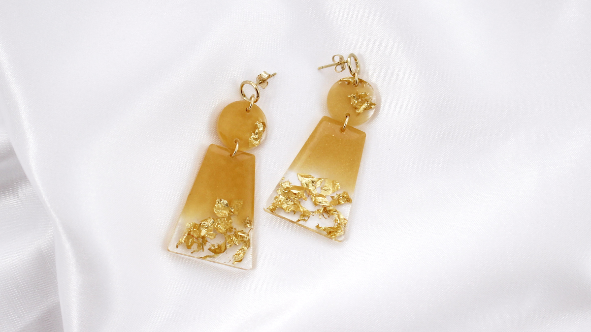 Boucles d'oreilles en résine avec des feuilles d'or