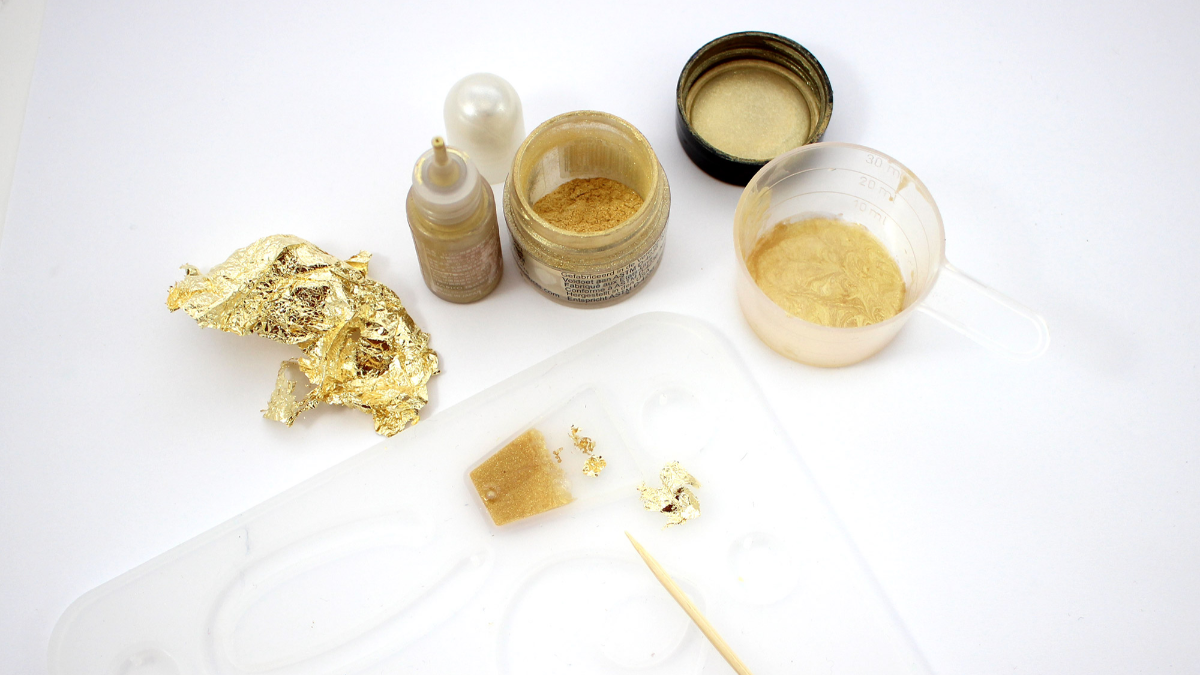 Boucles d'oreilles en résine avec des feuilles d'or : Etape 2