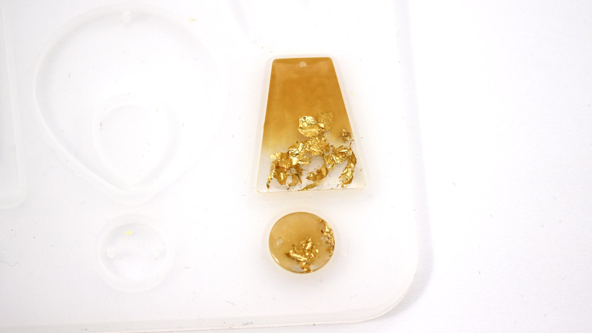 Boucles d'oreilles en résine avec des feuilles d'or : Etape 3