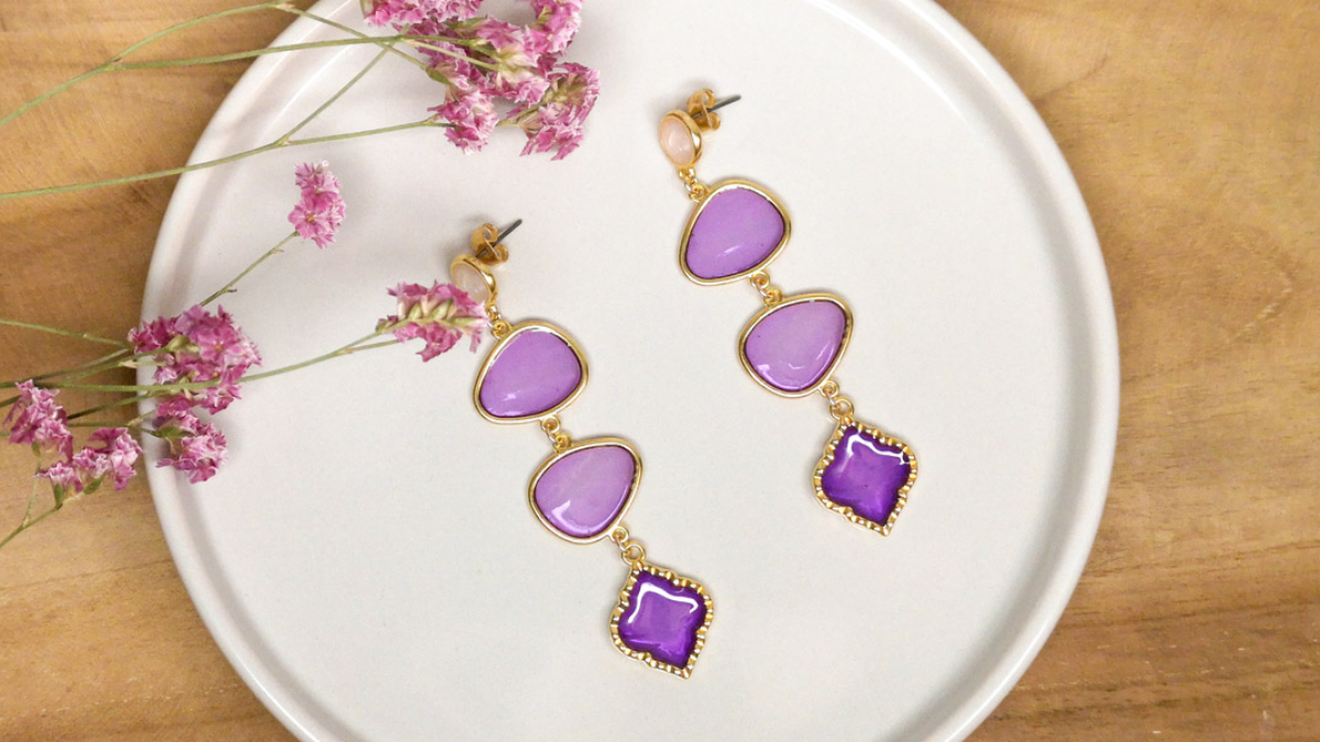 Schéma Boucles d'oreilles pendantes violettes résine époxy effet vitrail Schéma Boucles d'oreilles pendantes violettes résine époxy effet vitrail