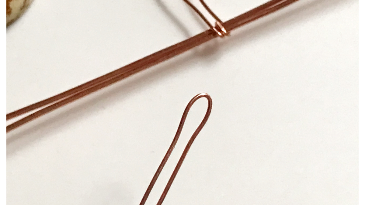 Pendentif serti wire wrapping avec cabochon pierre gemme et fil de cuivre : Etape 7