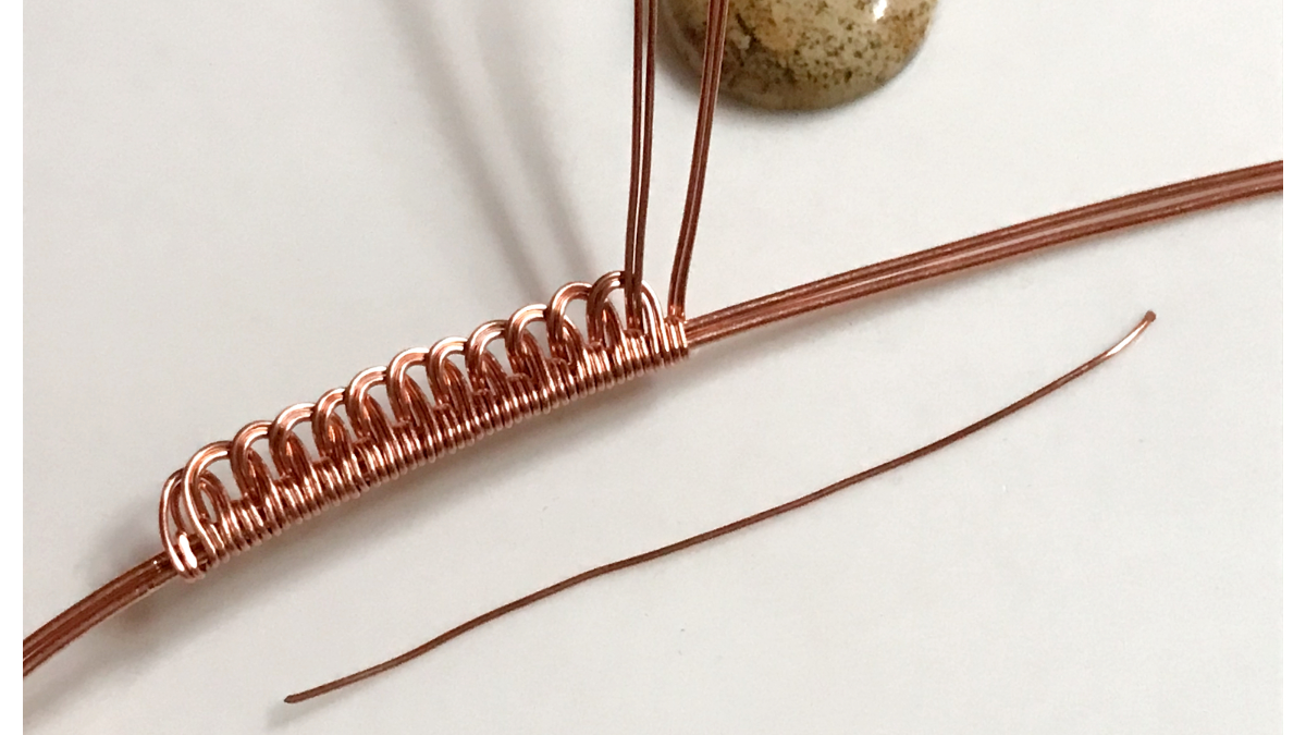 Pendentif serti wire wrapping avec cabochon pierre gemme et fil de cuivre : Etape 18