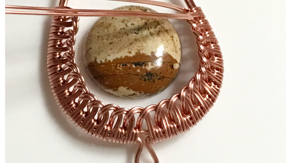 Pendentif serti wire wrapping avec cabochon pierre gemme et fil de cuivre : Etape 24