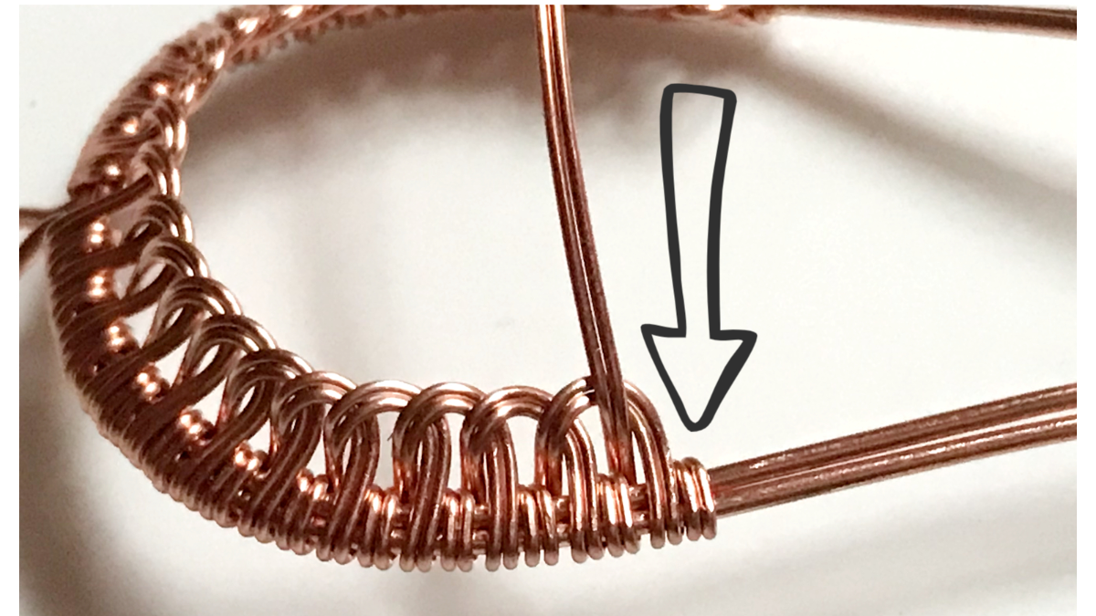 Pendentif serti wire wrapping avec cabochon pierre gemme et fil de cuivre : Etape 25