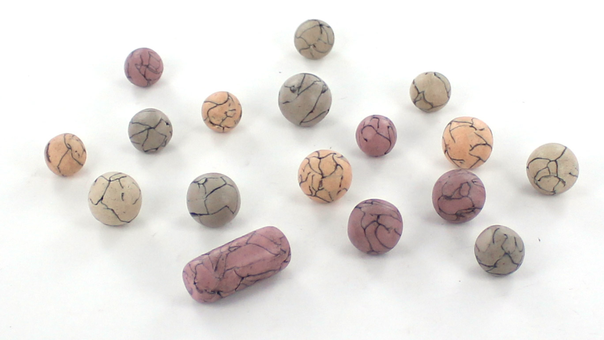 DIY collier en pâte polymère imitation perles howlite pastel : Etape 7