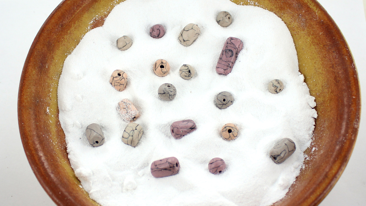 DIY collier en pâte polymère imitation perles howlite pastel : Etape 9