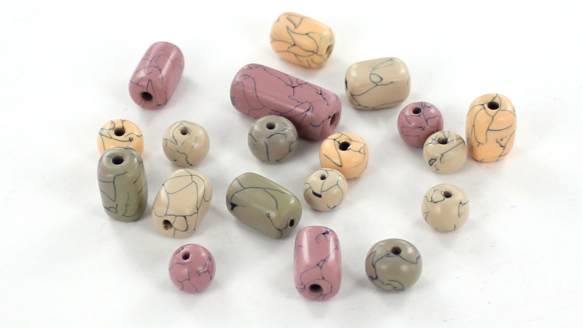 DIY collier en pâte polymère imitation perles howlite pastel : Etape 10