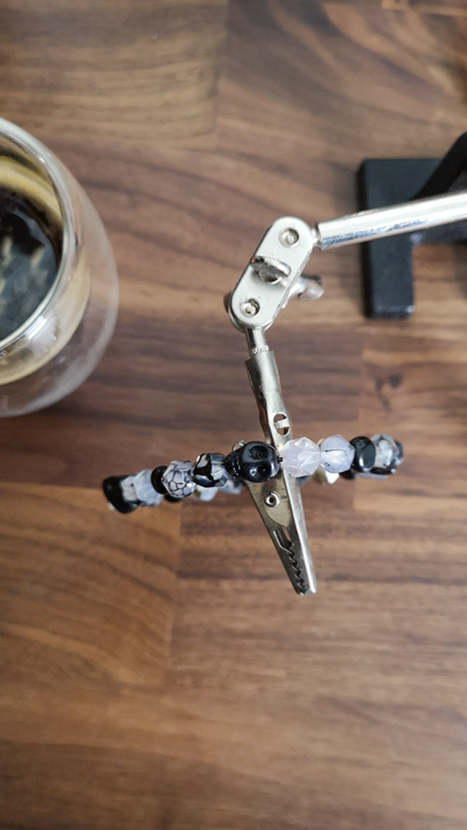 Schéma Bracelet élastique Homme tête de mort imitation howlite et Agates noires