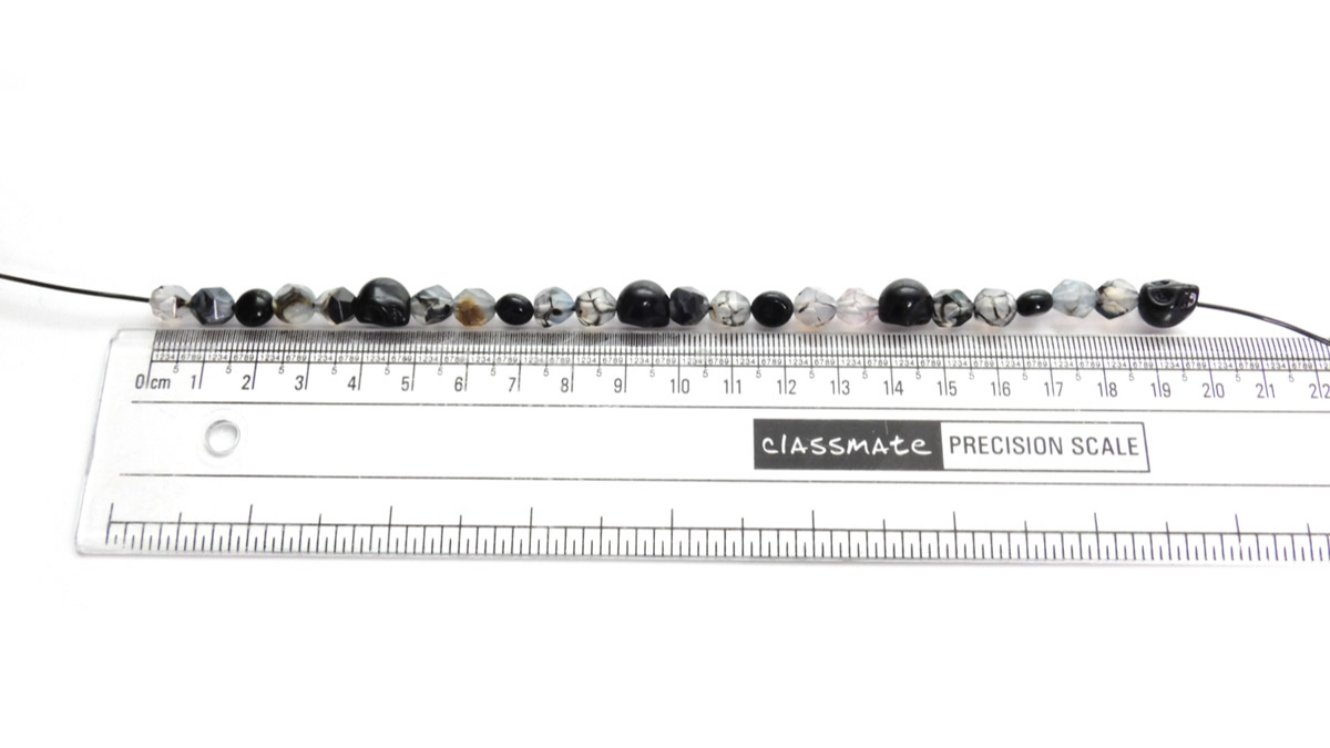 Bracelet élastique Homme tête de mort imitation howlite et Agates noires : Etape 1