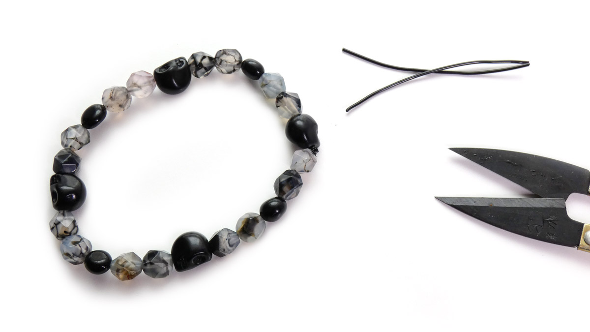 Bracelet élastique Homme tête de mort imitation howlite et Agates noires : Etape 2