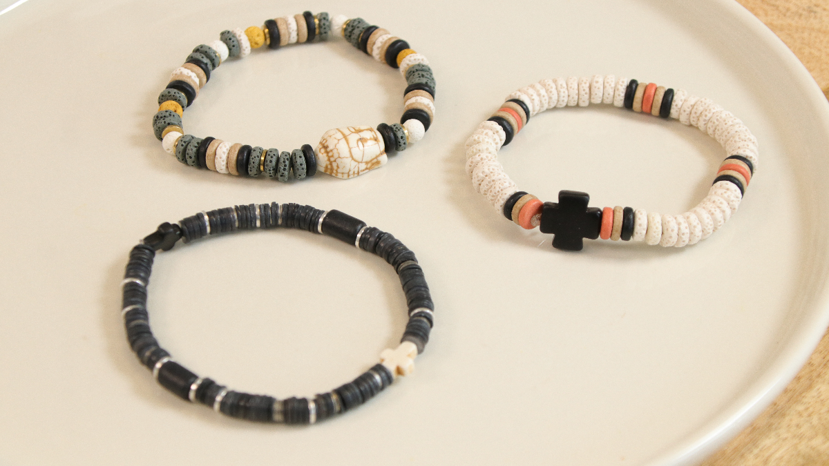 Schéma DIY Bracelets homme en perles heishi pierre de lave et perles imitation howlite