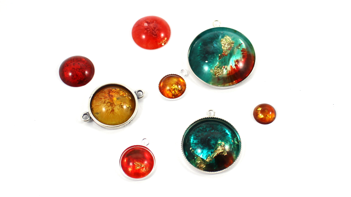 Pendentif cabochon serti en résine époxy : Etape 4 Pendentif cabochon serti en résine époxy : Etape 4