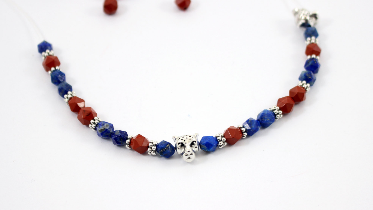 Bracelet mixte en jaspe rouge, lapis lazuli et perles léopard : Etape 1