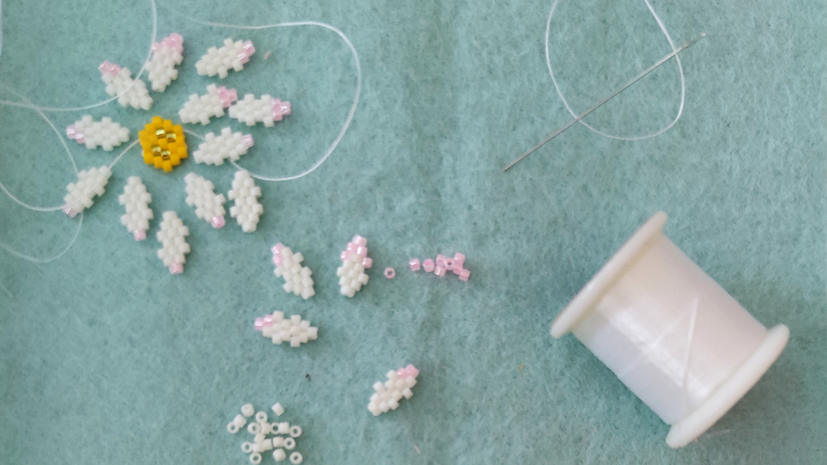 Barrettes fleurs en relief en tissage de perles Miyuki Délicas 11/0 : Etape 2