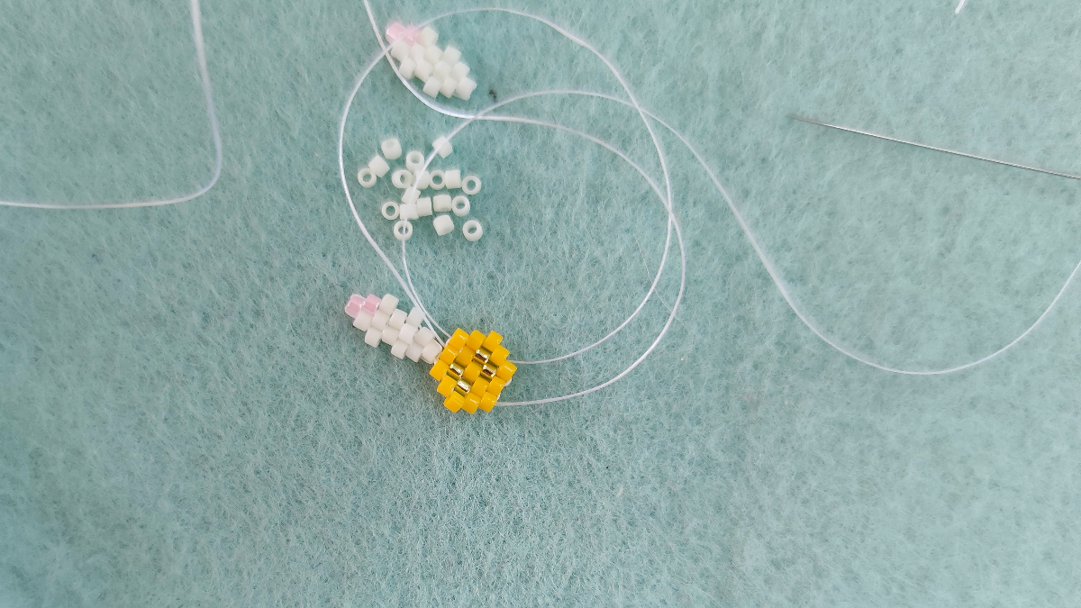 Barrettes fleurs en relief en tissage de perles Miyuki Délicas 11/0 : Etape 3