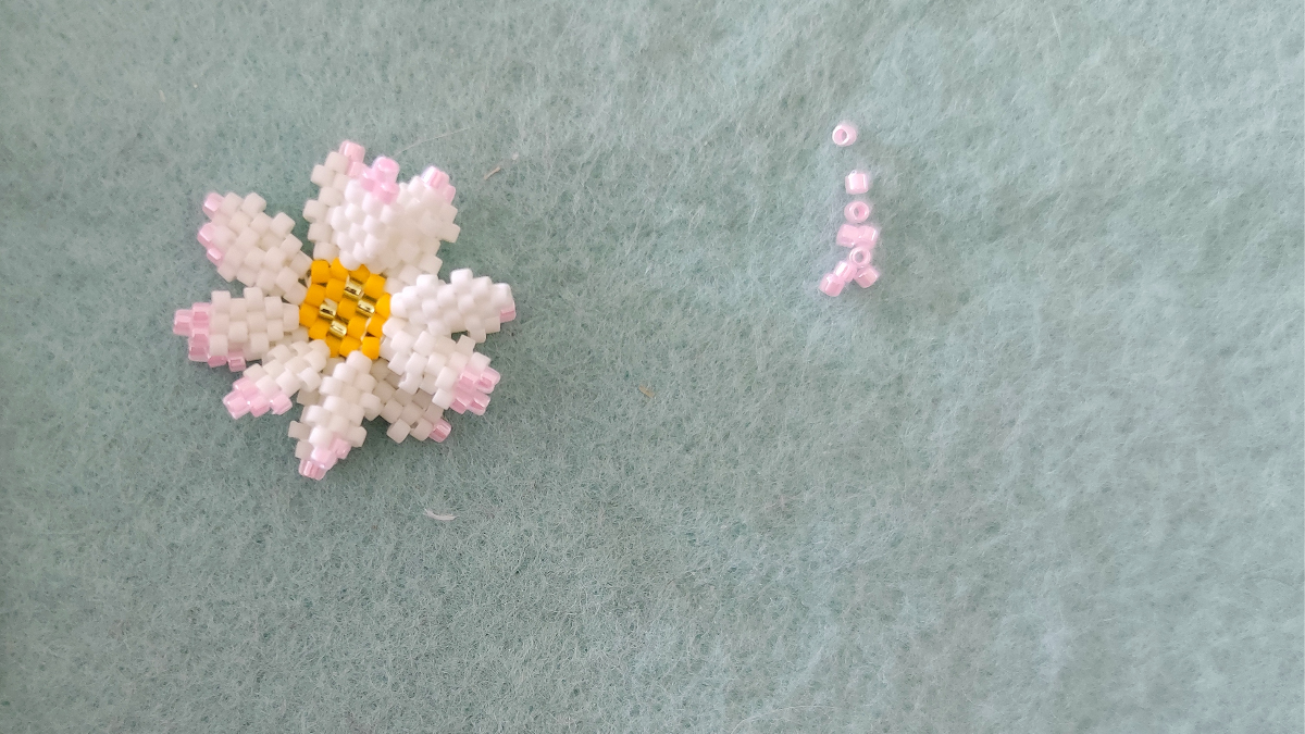 Barrettes fleurs en relief en tissage de perles Miyuki Délicas 11/0 : Etape 4