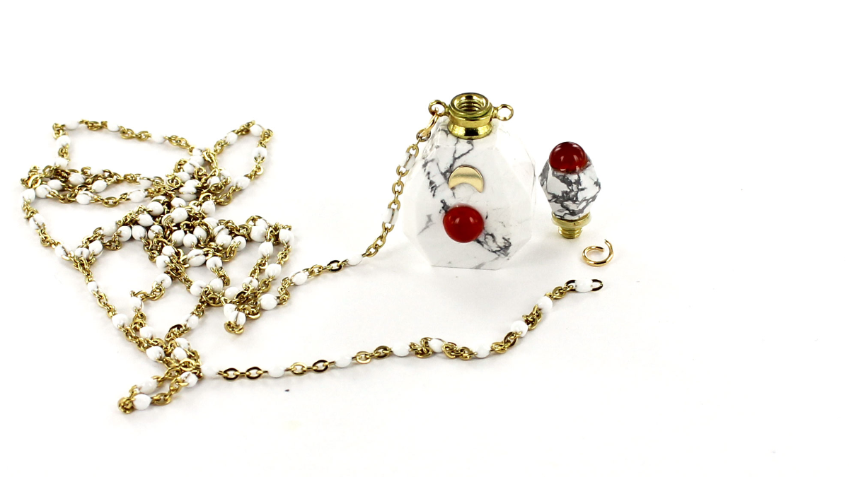 Collier sautoir mini flacon de parfum en howlite : Etape 2 Collier sautoir mini flacon de parfum en howlite : Etape 2