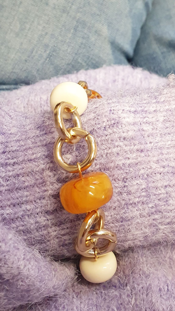 Schéma Bracelet grosse maille dorée avec des perles rondelles en resine