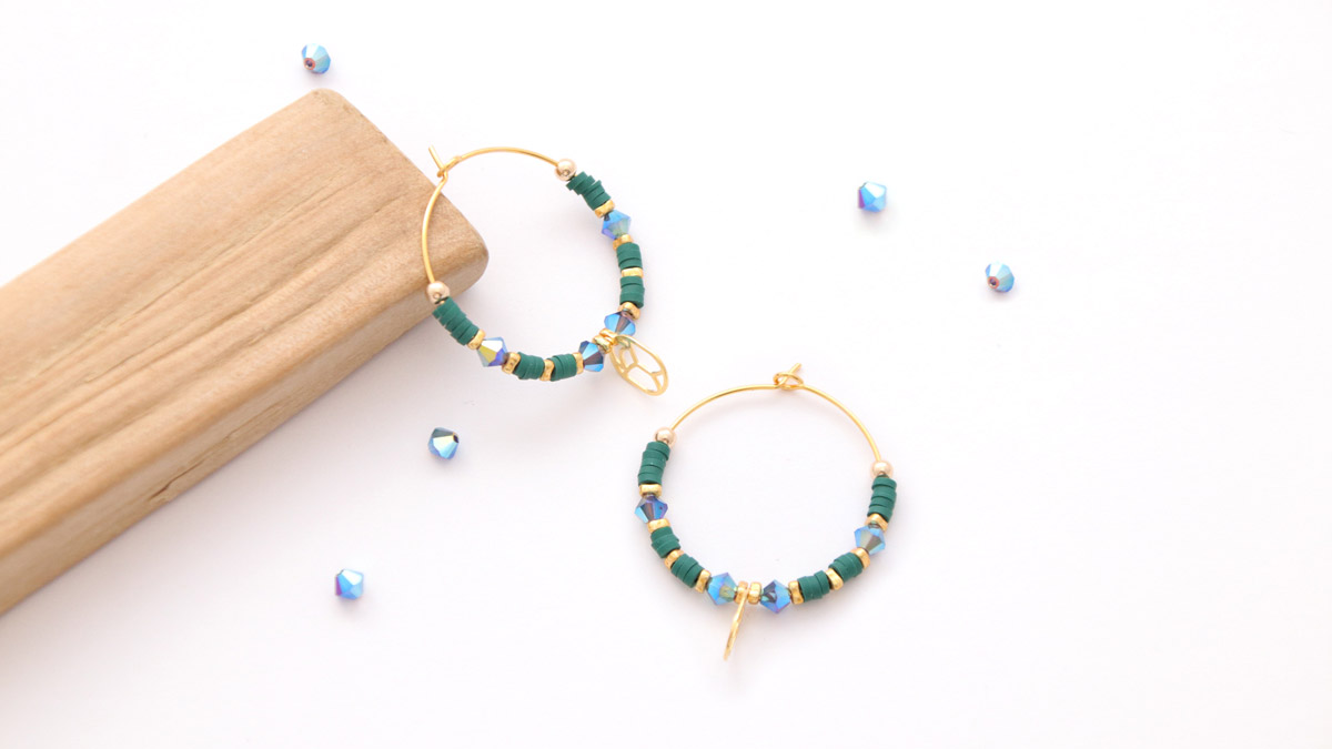DIY petites Créoles perles Heishi émeraude et breloque scarabée