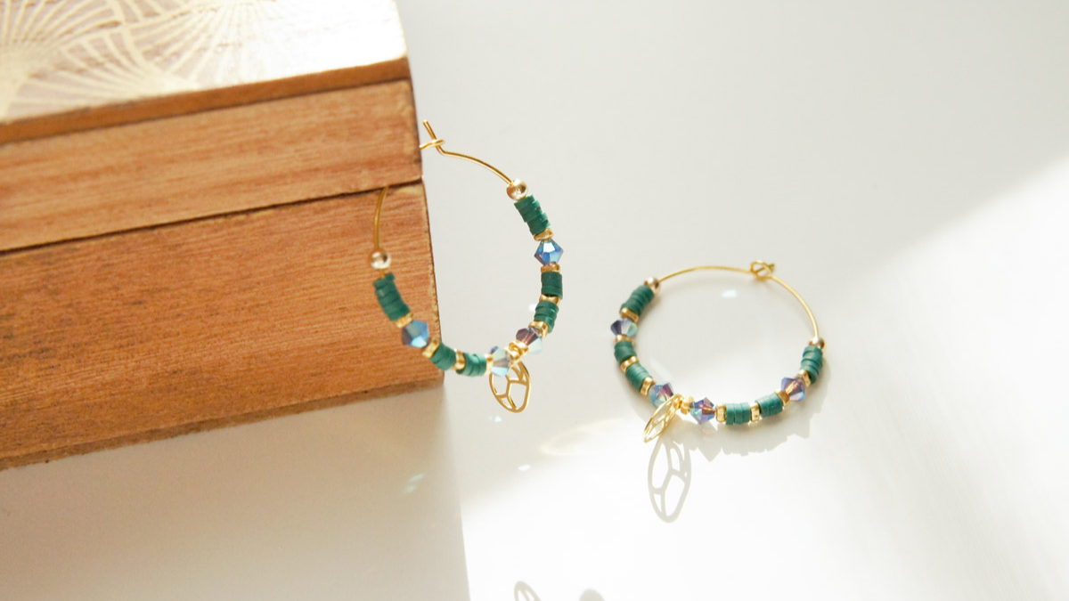 Schéma DIY petites Créoles perles Heishi émeraude et breloque scarabée